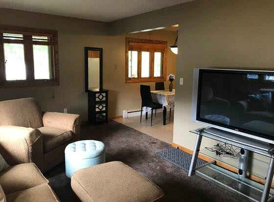 Updated and Cozy 2-bedroom in Rochester allows check-in for 18 year-old guests