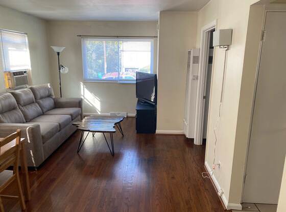 Cozy, Roomy 1 Bedroom Home in Cincinnati allows check-in for 18 year-old guests