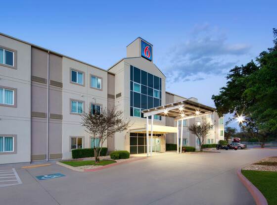 Motel 6 San Antonio, TX - Airport allows check-in for 18 year-old guests