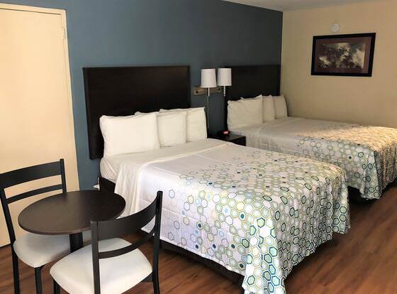 HomeTowne Studios by Red Roof Bordentown - McGuire AFB allows check-in for 18 year-old guests