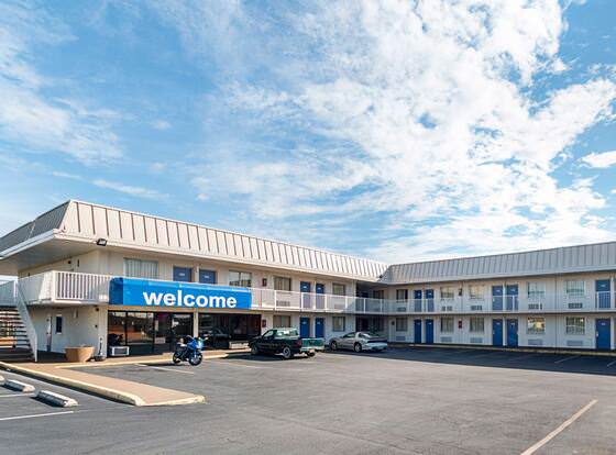 Motel 6 San Antonio, TX - I-10 West allows check-in for 18 year-old guests