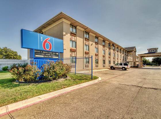 Motel 6 Dallas, TX - Fair Park allows check-in for 18 year-old guests