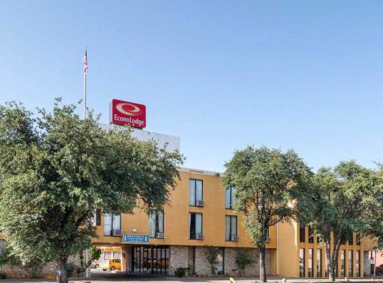 Econo Lodge allows check-in for 18 year-old guests