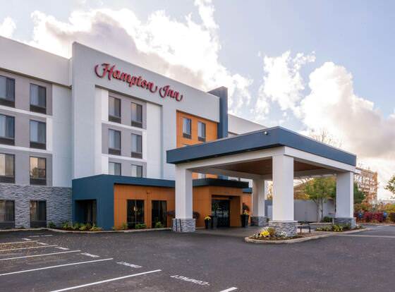 Hampton Inn Eugene allows check-in for 18 year-old guests