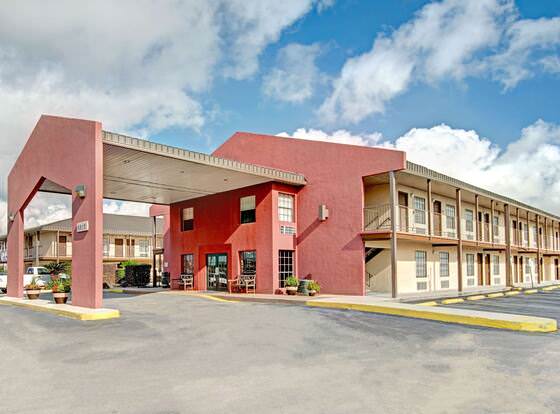 Deluxe Inn San Antonio allows check-in for 18 year-old guests