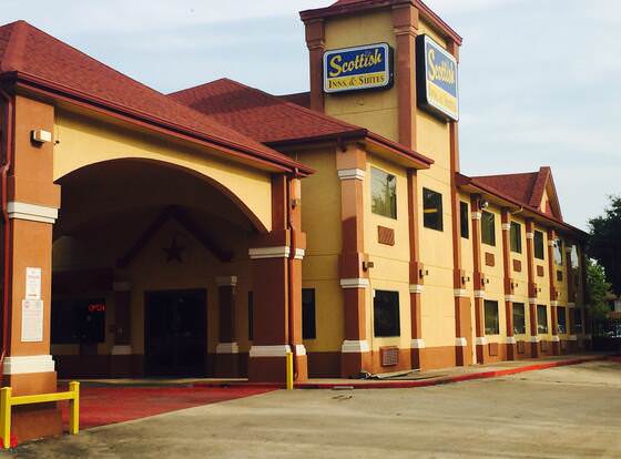 Scottish Inn & Suites - Hobby Airport allows check-in for 18 year-old guests