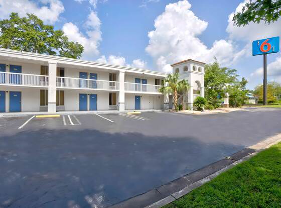 Studio 6 Gainesville, FL allows check-in for 18 year-old guests