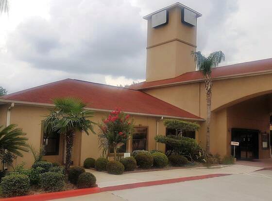 Red Roof Inn & Suites Houston - Humble/IAH Airport allows check-in for 18 year-old guests