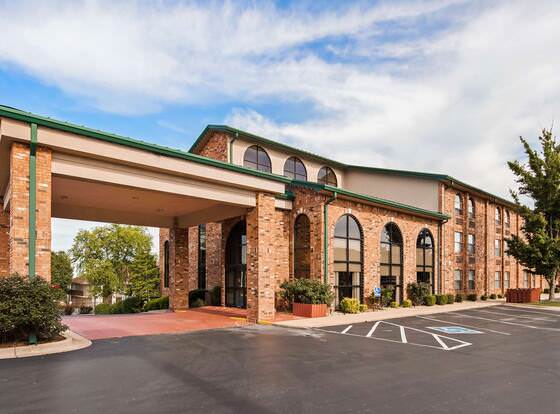 Best Western Music Capital Inn allows check-in for 18 year-old guests