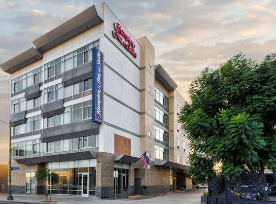 Hampton Inn & Suites Los Angeles/Hollywood allows check-in for 18 year-old guests