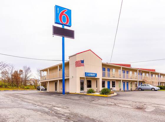 Motel 6 Mount Vernon, IL allows check-in for 18 year-old guests