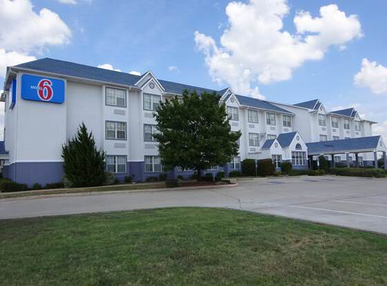 Motel 6 Fort Worth, TX - Burleson allows check-in for 18 year-old guests