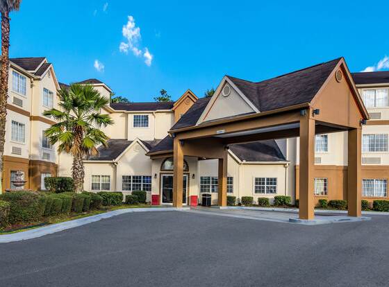 Red Roof Inn PLUS+ & Suites Savannah - I-95 allows check-in for 18 year-old guests