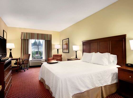 Hampton Inn Atlanta - Stockbridge allows check-in for 18 year-old guests