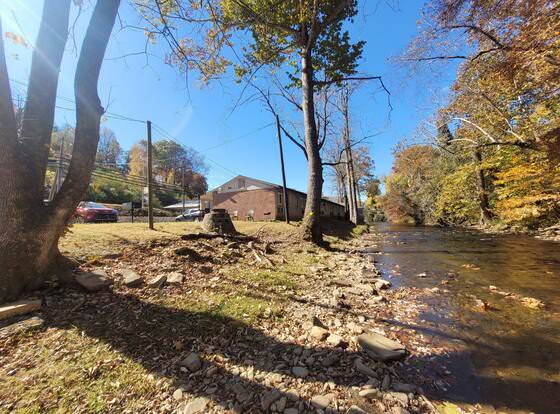 Economy Inn Sylva allows check-in for 18 year-old guests