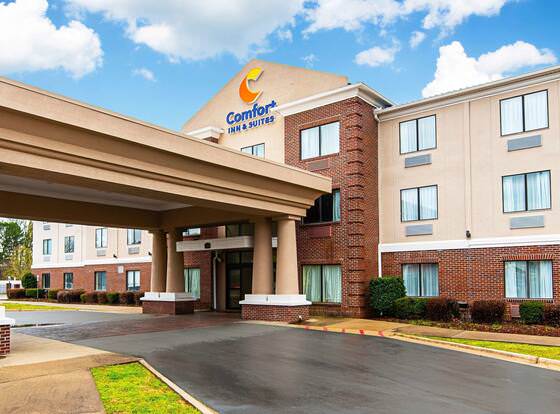 Comfort Inn & Suites Pine Bluff allows check-in for 18 year-old guests