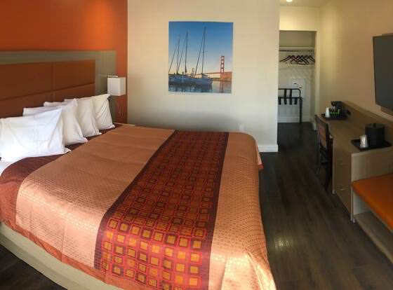 Presidio Parkway Inn allows check-in for 18 year-old guests