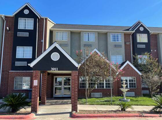 Super 8 by Wyndham San Antonio Downtown NE allows check-in for 18 year-old guests