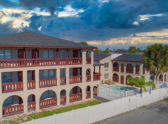 Sevilla Inn - Near Medieval Times allows check-in for 18 year-old guests