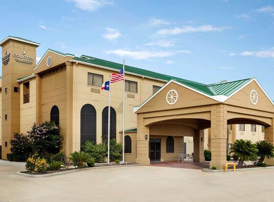 Country Inn & Suites by Radisson, Houston Northwest, TX allows check-in for 18 year-old guests