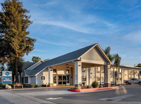 Best Western Town & Country Lodge allows check-in for 18 year-old guests