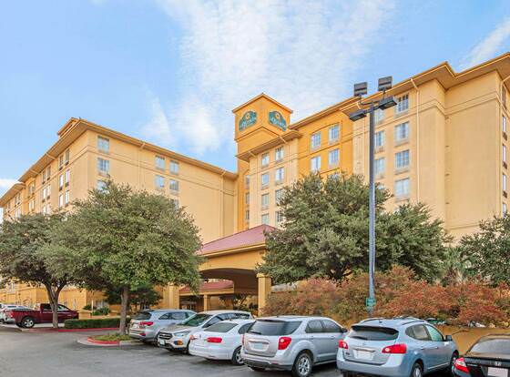 La Quinta Inn & Suites by Wyndham San Antonio Airport allows check-in for 18 year-old guests