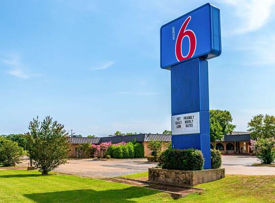 Motel 6 Natchitoches, LA allows check-in for 18 year-old guests