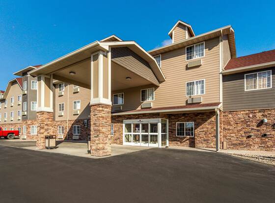 Red Roof Inn & Suites Omaha - Council Bluffs allows check-in for 18 year-old guests