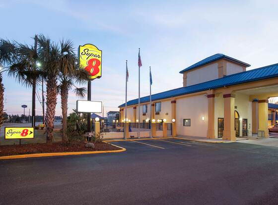 Super 8 by Wyndham Hammond allows check-in for 18 year-old guests