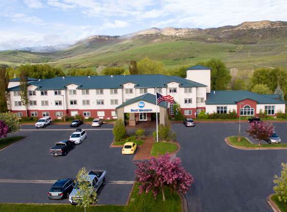 BEST WESTERN Holiday Hills allows check-in for 18 year-old guests