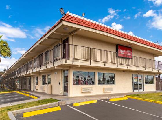 Red Roof Inn Phoenix - Midtown allows check-in for 18 year-old guests