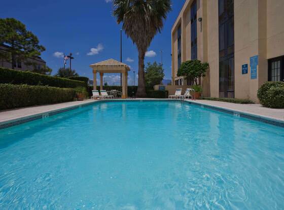 La Quinta Inn & Suites by Wyndham Houston Stafford Sugarland allows check-in for 18 year-old guests