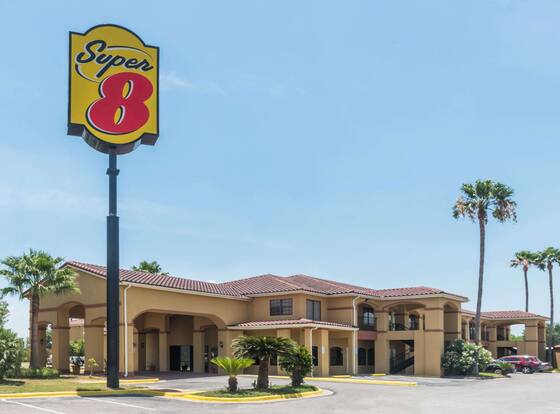 Super 8 by Wyndham Weslaco allows check-in for 18 year-old guests