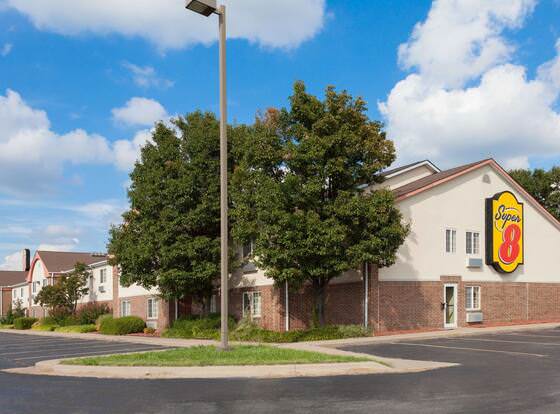 Super 8 by Wyndham Carthage allows check-in for 18 year-old guests
