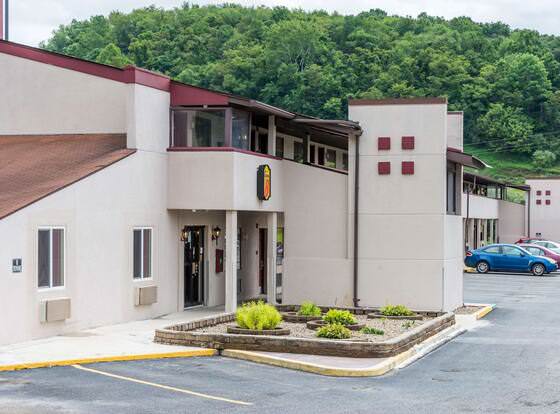 Super 8 by Wyndham Bridgeport/Clarksburg Area allows check-in for 18 year-old guests