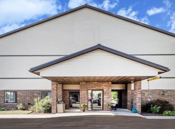 Boarders Inn & Suites by Cobblestone Hotels – Columbus allows check-in for 18 year-old guests