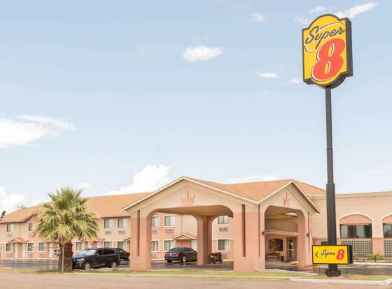 Super 8 by Wyndham Deming NM allows check-in for 18 year-old guests