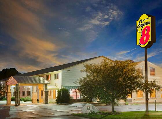 Super 8 by Wyndham Iowa Falls allows check-in for 18 year-old guests