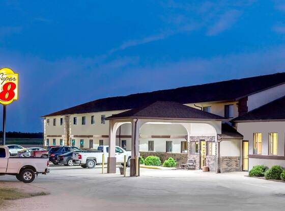 Super 8 by Wyndham Grinnell IA allows check-in for 18 year-old guests