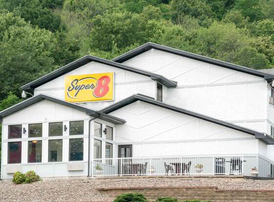 Super 8 by Wyndham Winona MN allows check-in for 18 year-old guests