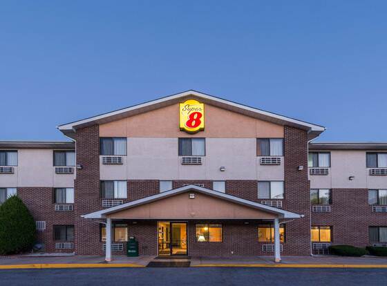 Super 8 by Wyndham Front Royal allows check-in for 18 year-old guests