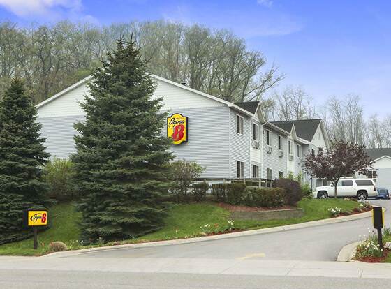 Super 8 by Wyndham Manistee allows check-in for 18 year-old guests