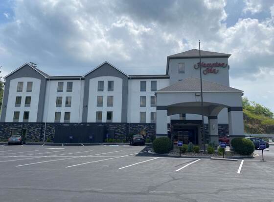 Hampton Inn Ft. Chiswell-Max Meadows allows check-in for 18 year-old guests