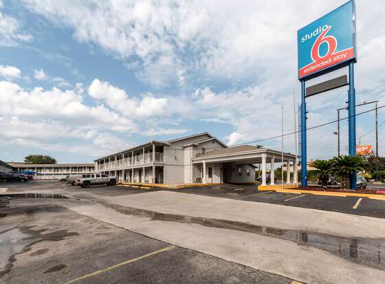 Studio 6 San Antonio, TX - Fort Sam Houston Area allows check-in for 18 year-old guests