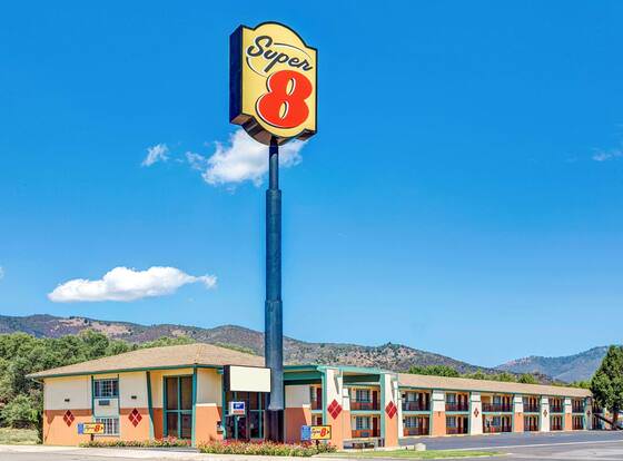 Super 8 by Wyndham Yreka allows check-in for 18 year-old guests