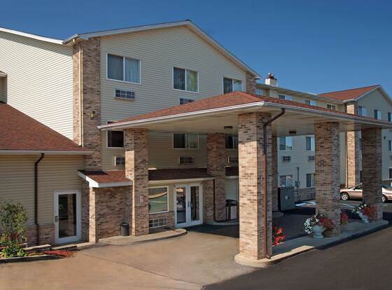 Red Roof Inn Osage Beach - Lake of the Ozarks allows check-in for 18 year-old guests