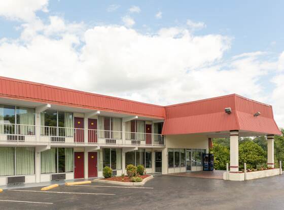 Super 8 by Wyndham Kingsport /I-81 allows check-in for 18 year-old guests