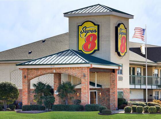 Super 8 by Wyndham Arlington Near AT&T Stadium allows check-in for 18 year-old guests