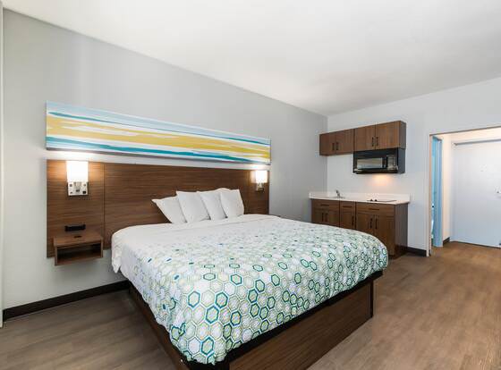 HomeTowne Studios by Red Roof Newport News - Hampton West allows check-in for 18 year-old guests