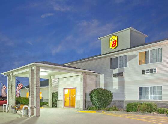 Super 8 by Wyndham Clarinda allows check-in for 18 year-old guests